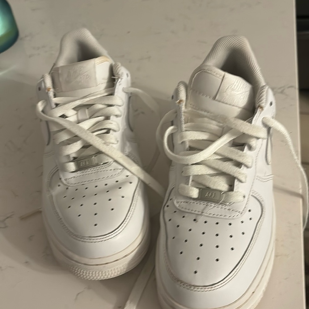 Ari Nike air size white.